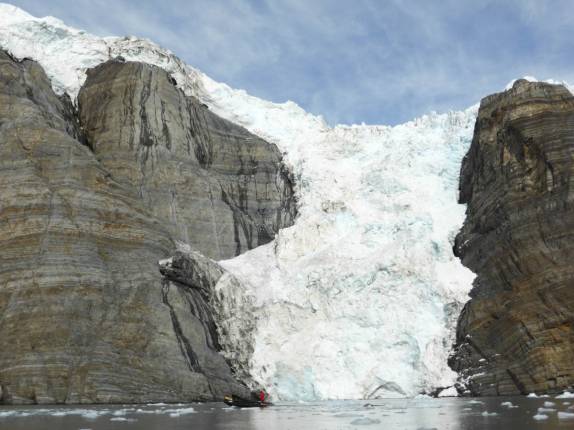Passageiros do Sea Spirit se aproximam da cascata de gelo de Gold Harbour, na Geórgia do Sul
